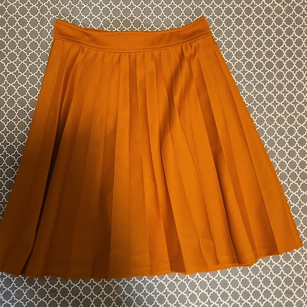 Vintage Burnt Orange pleated high waist skirt With Button Accents🤩